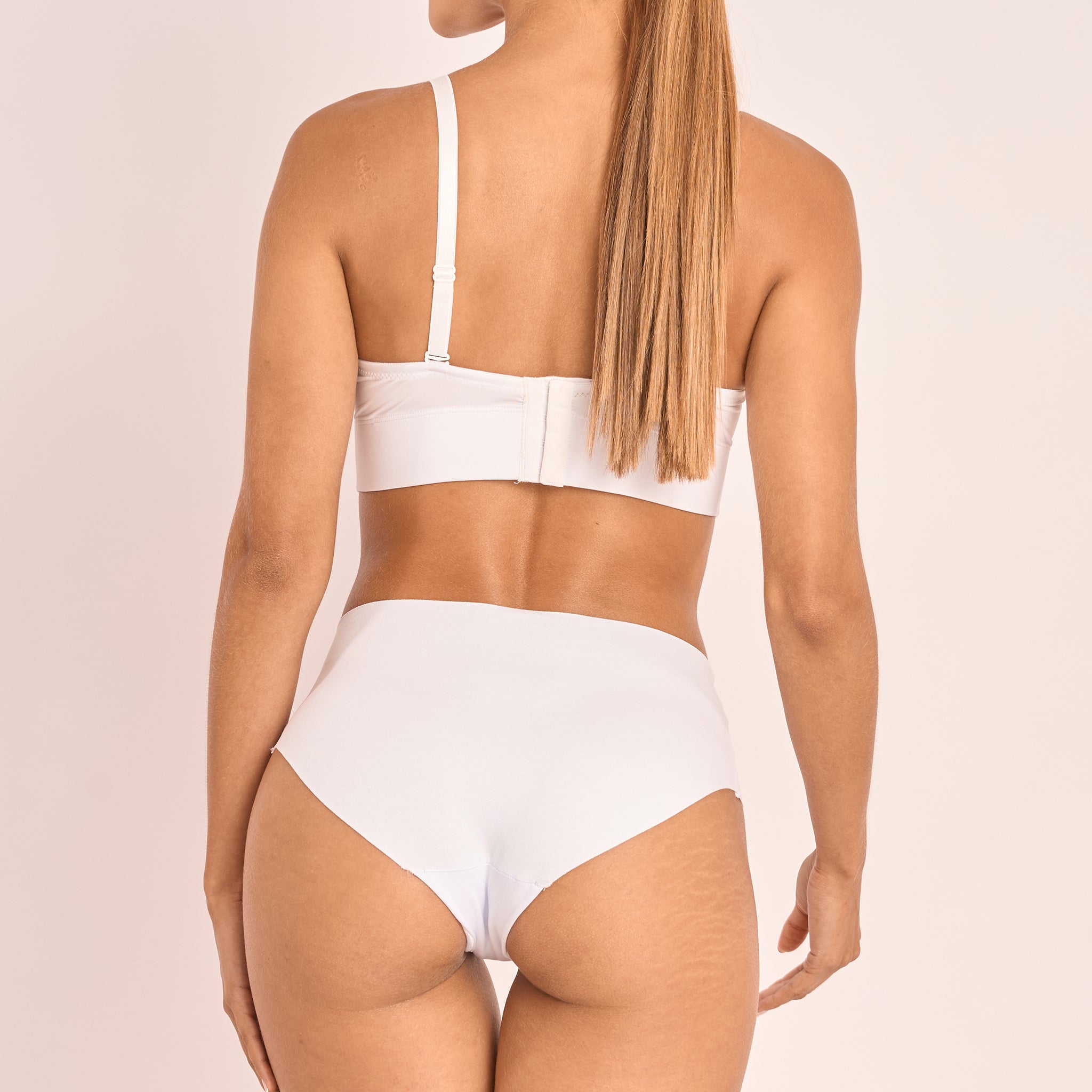 10045 - Panty Semicintura Confort Invisible Sin Costuras